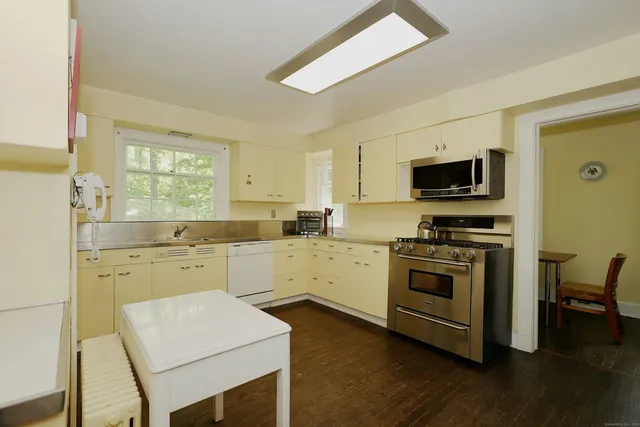 $1,599,000 | 33 Peaceable Street, Redding, CT 06896