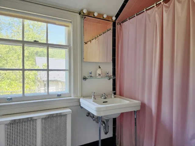 $1,599,000 | 33 Peaceable Street, Redding, CT 06896