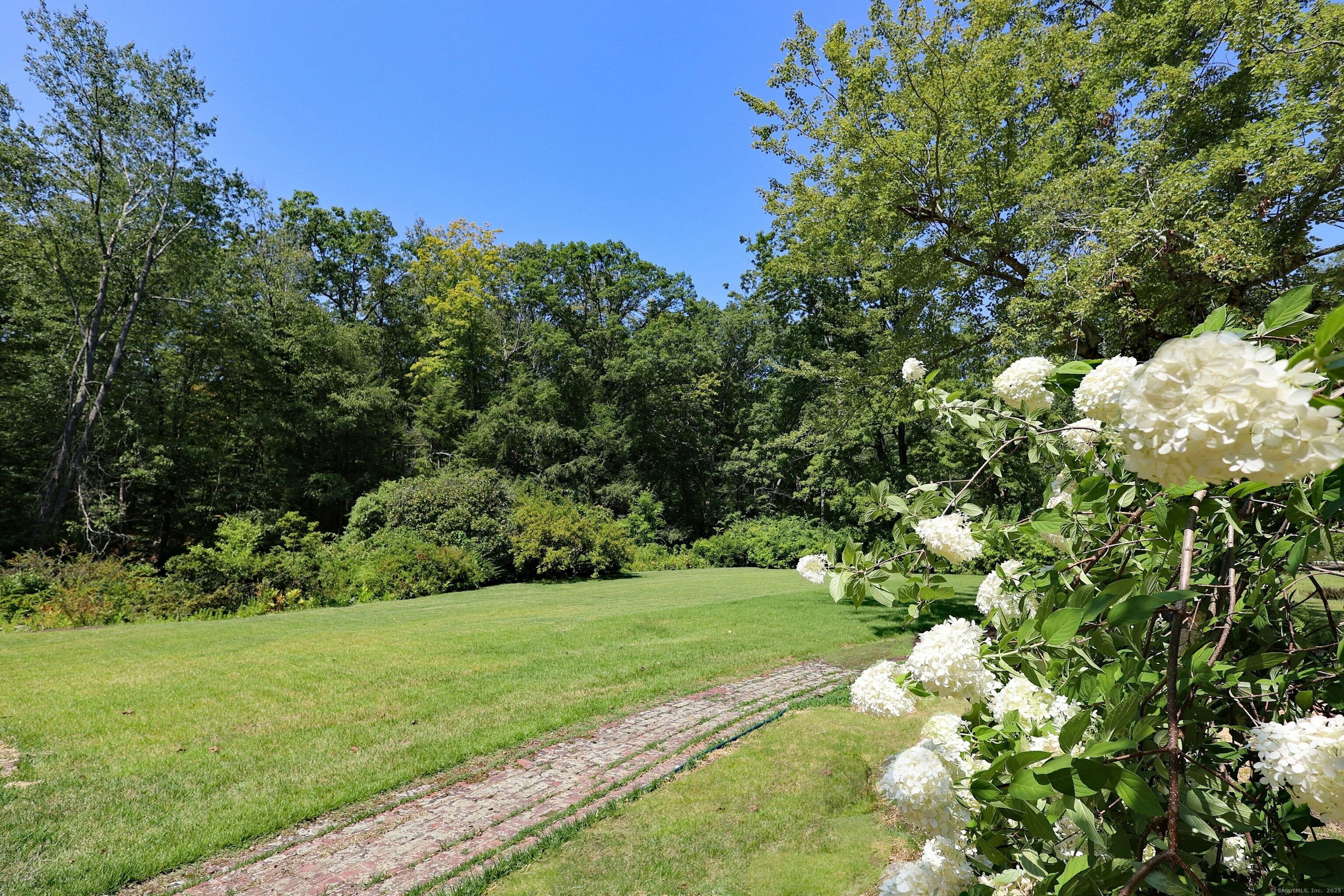 33 Peaceable Street Redding, CT 06896 - Photo 4 of 40