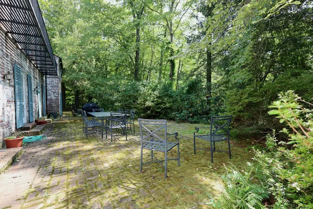 $1,599,000 | 33 Peaceable Street, Redding, CT 06896