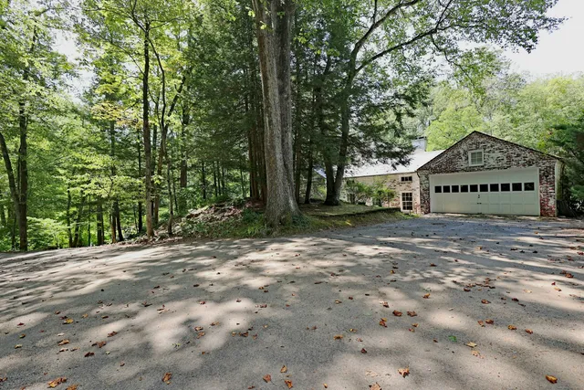 $1,599,000 | 33 Peaceable Street, Redding, CT 06896