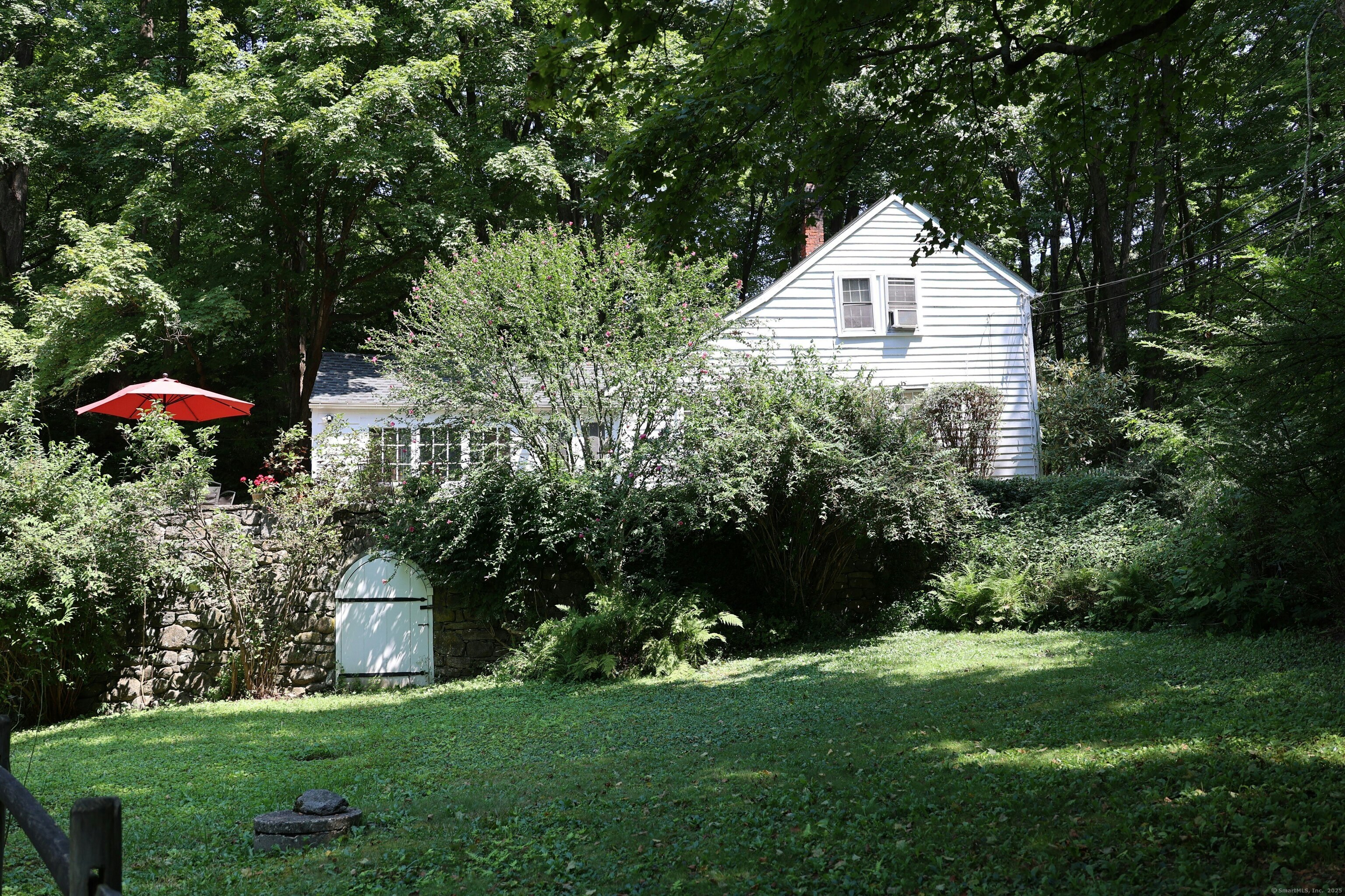 33 Peaceable Street Redding, CT 06896 - Photo 10 of 40