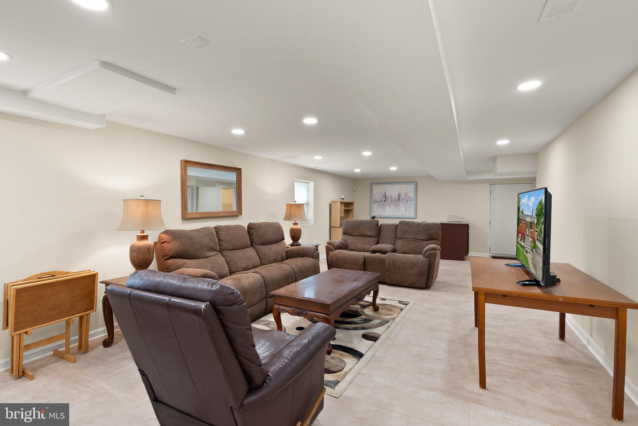 11300 Schuylkill Road Rockville, MD 20852 - Photo 38 of 55 a living room with furniture