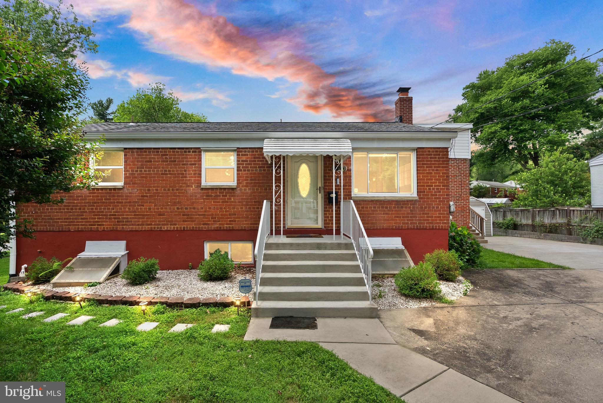 11300 Schuylkill Road Rockville, MD 20852 - Photo 4 of 55 a front view of a house with garden