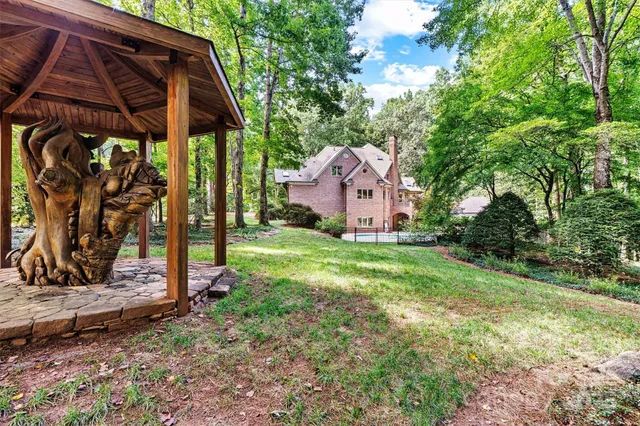 a view of a house with backyard
