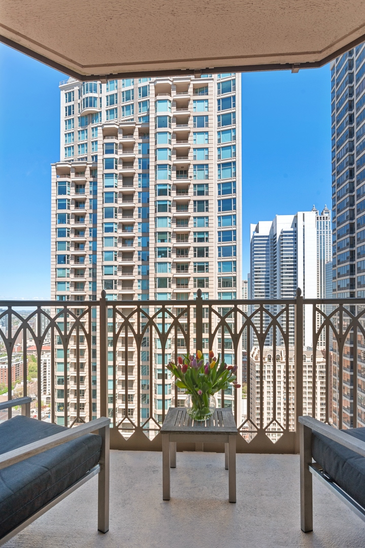 21 East Huron Street, Unit 3305 Chicago, IL 60611 - Photo 6 of 31