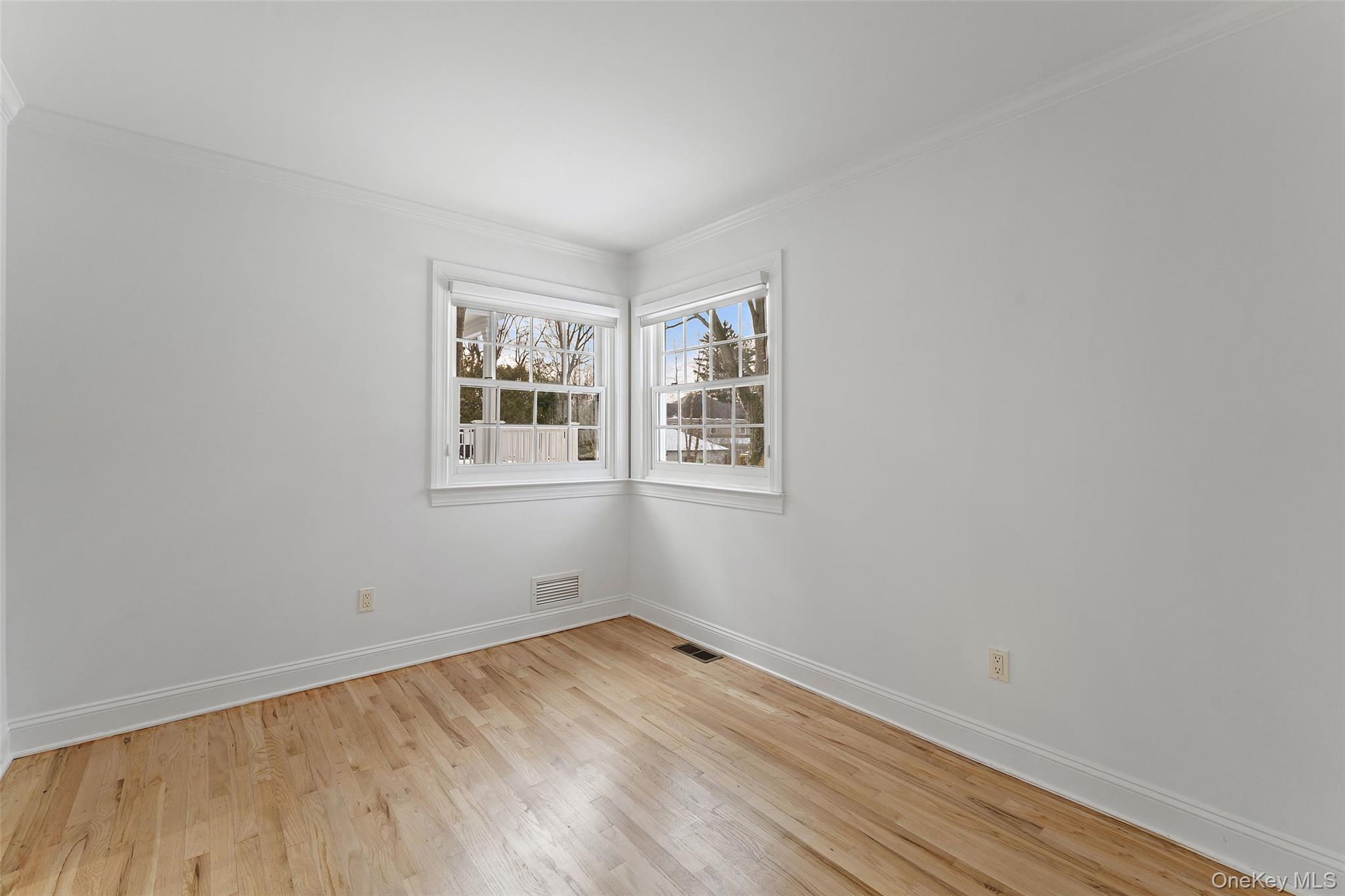 14 Wakefield Road Scarsdale, NY 10583 - Photo 11 of 27 Multi-functional first floor room with ensuite full bathroom