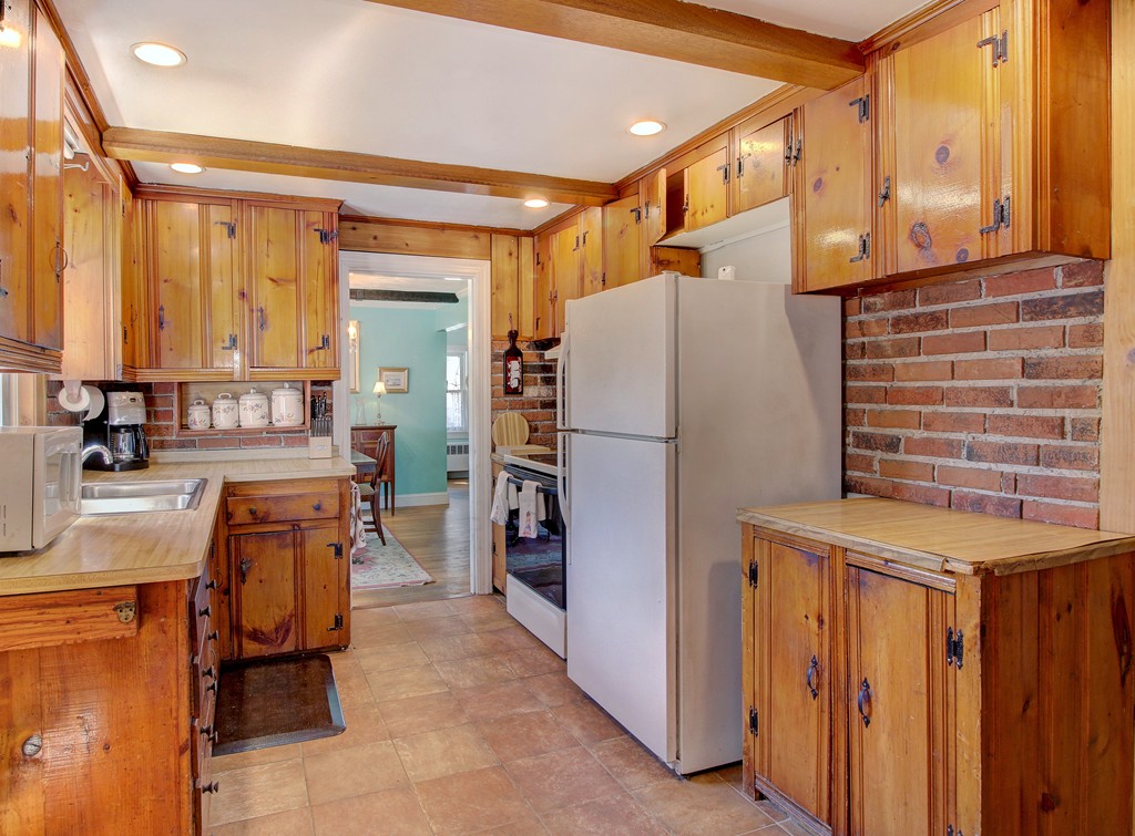 87 Pond Plain Road Westwood, MA 02090 - Photo 7 of 24 Gallery Image 7