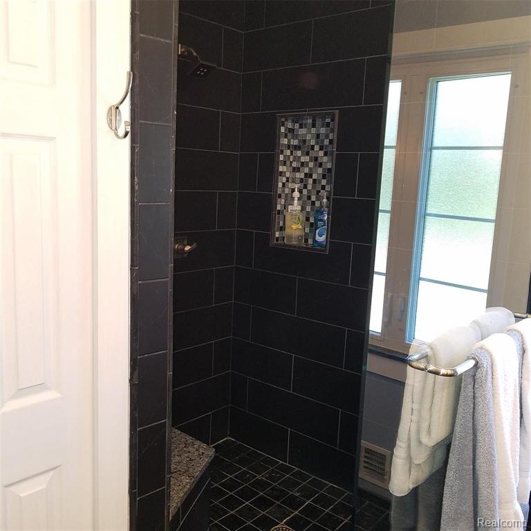412 Roland Court Grosse Pointe Farms, MI 48236 - Photo 25 of 44