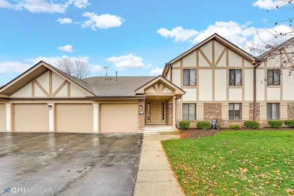 $2,250 | 917 Knottingham Drive, Unit 1A, Schaumburg, IL 60193