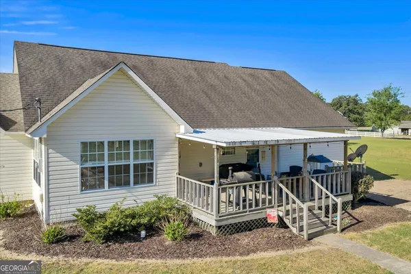 a view of a house with backyard and porch