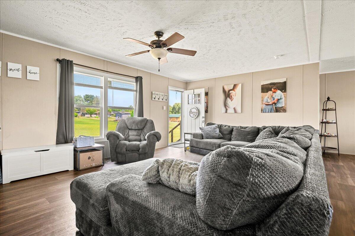 252 Old Union Church Road London, KY 40744 - Photo 7 of 37 07-Living Room