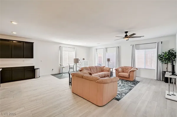 $2,895 | 3791 McLeod Drive, Las Vegas, NV 89121