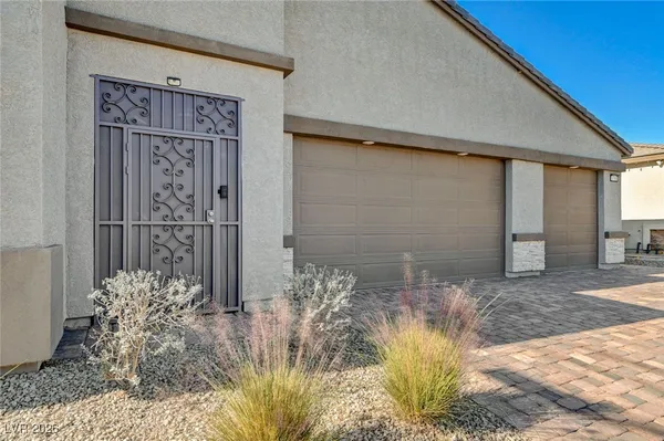 $2,895 | 3791 McLeod Drive, Las Vegas, NV 89121