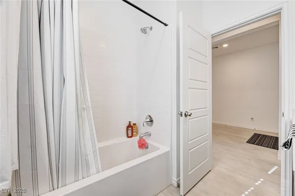 $2,895 | 3791 McLeod Drive, Las Vegas, NV 89121