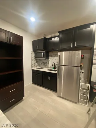 $2,895 | 3791 McLeod Drive, Las Vegas, NV 89121