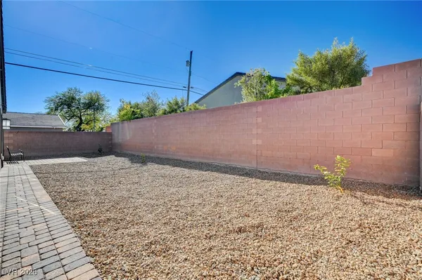 $2,895 | 3791 McLeod Drive, Las Vegas, NV 89121