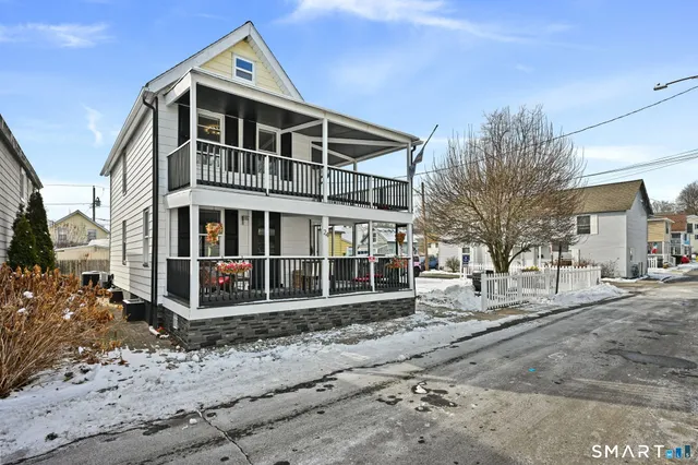 a view of a car park in front of house