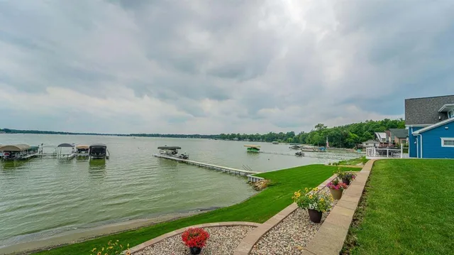 a view of a lake with houses in back