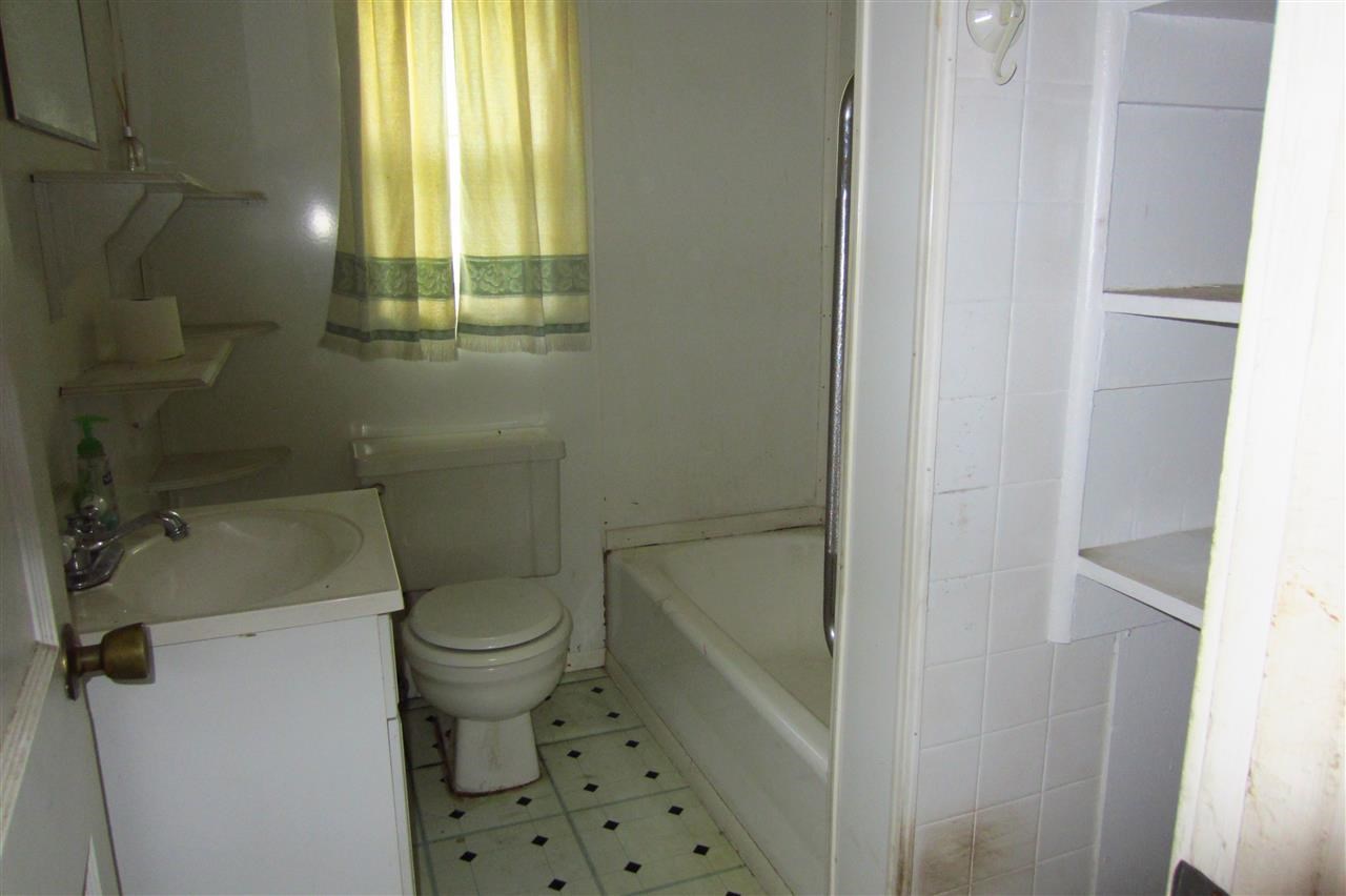 508 Pelham Road Pensacola, FL 32507 - Photo 9 of 22 Tub/Shower Combo, Vanity, Linen Closet