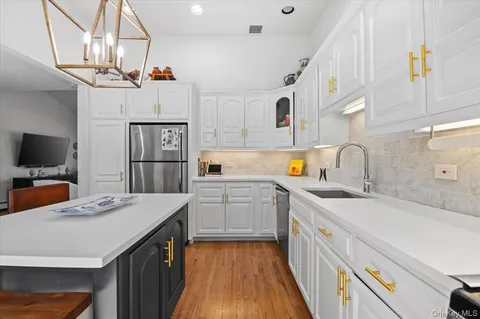 $1,299,000 | 1 Sandra Court, Glen Cove, NY 11542