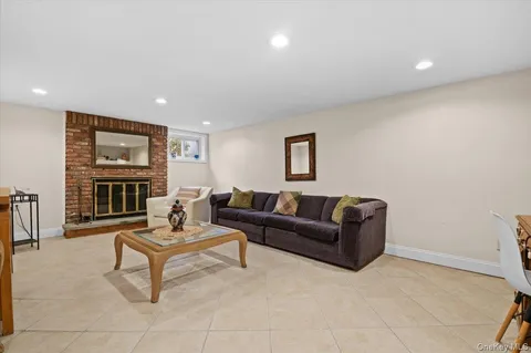 $1,299,000 | 1 Sandra Court, Glen Cove, NY 11542