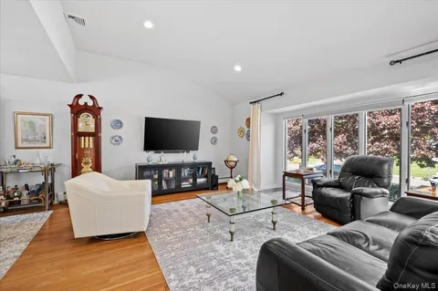 $1,299,000 | 1 Sandra Court, Glen Cove, NY 11542