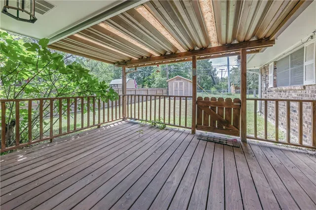 a view of a house with backyard and garden