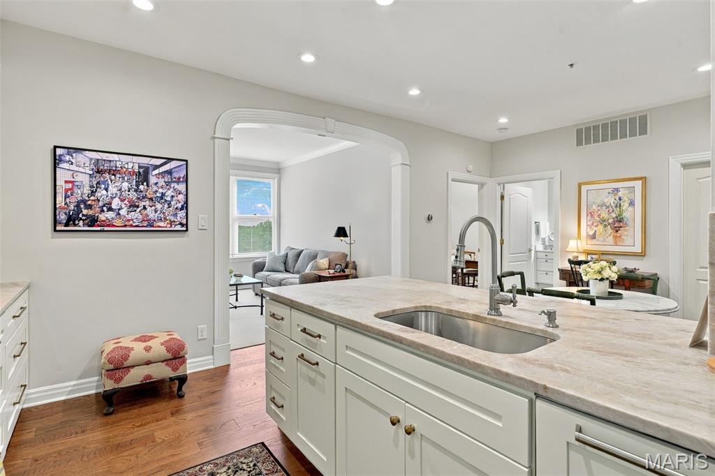750 South Hanley Road, Unit 470 St. Louis, MO 63105 - Photo 16 of 34 Gallery Image 16