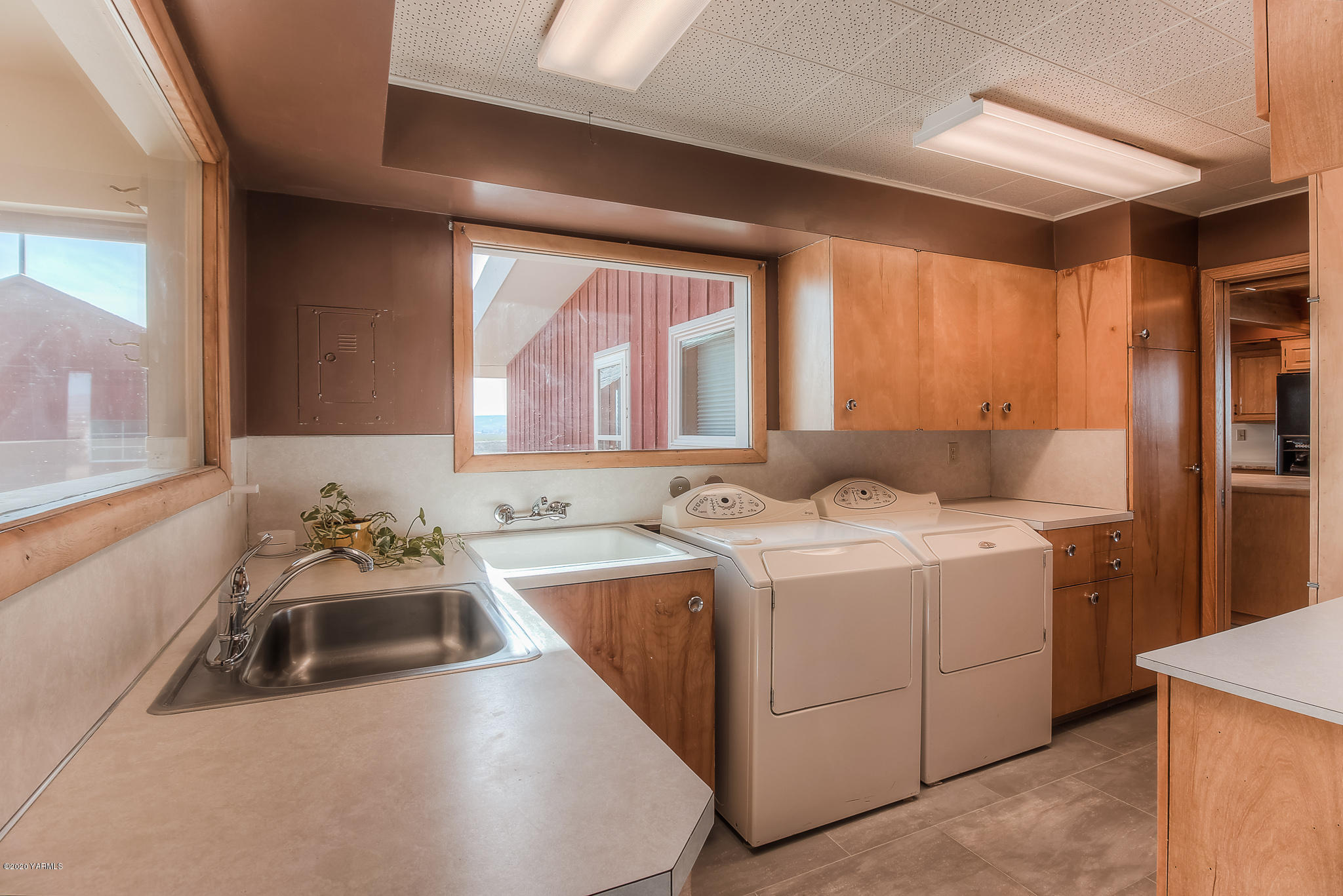 4970 Hudson Road Outlook, WA 98938 - Photo 14 of 38 a kitchen that has a sink and a stove in it