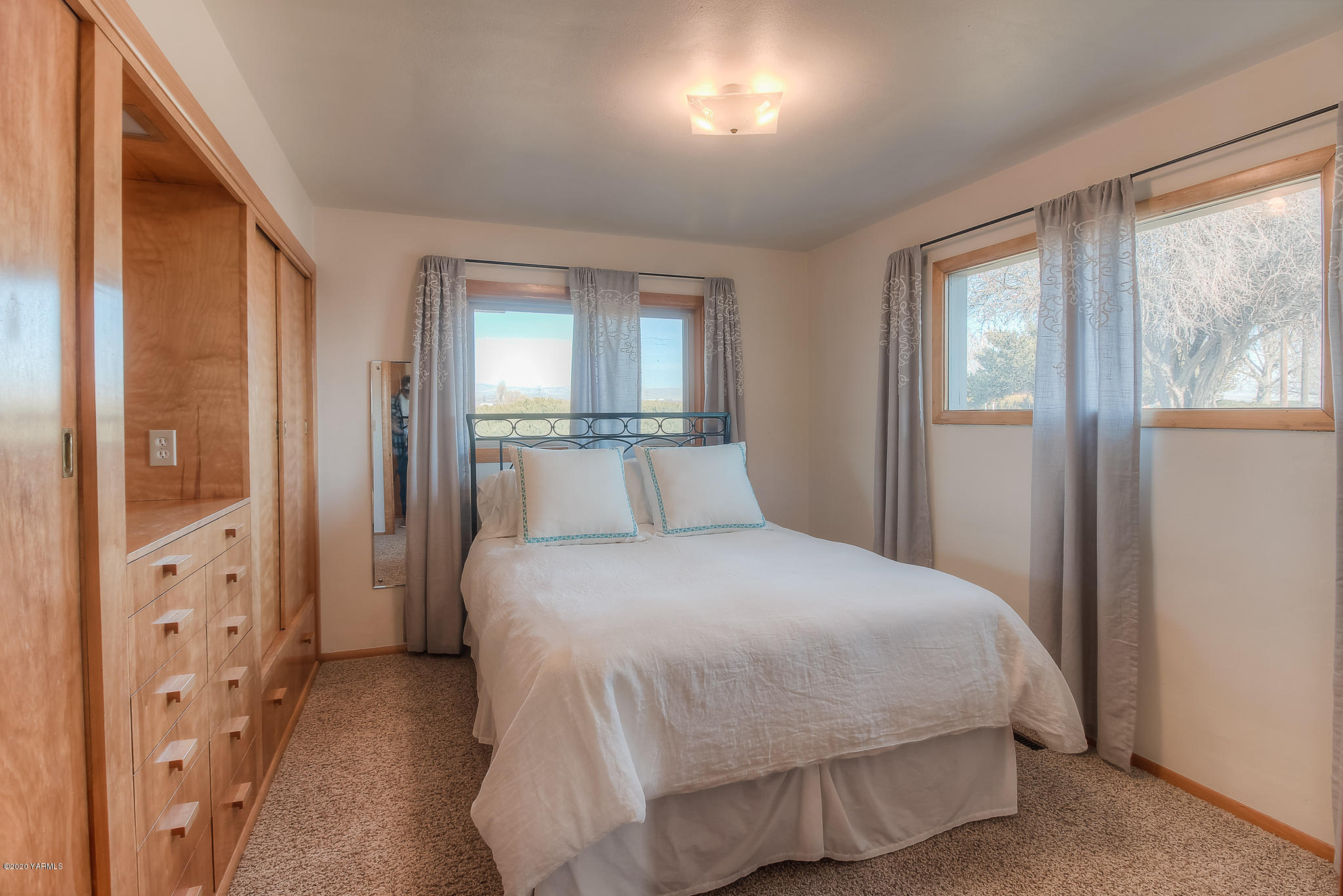 4970 Hudson Road Outlook, WA 98938 - Photo 18 of 38 a bedroom with a large bed and a window