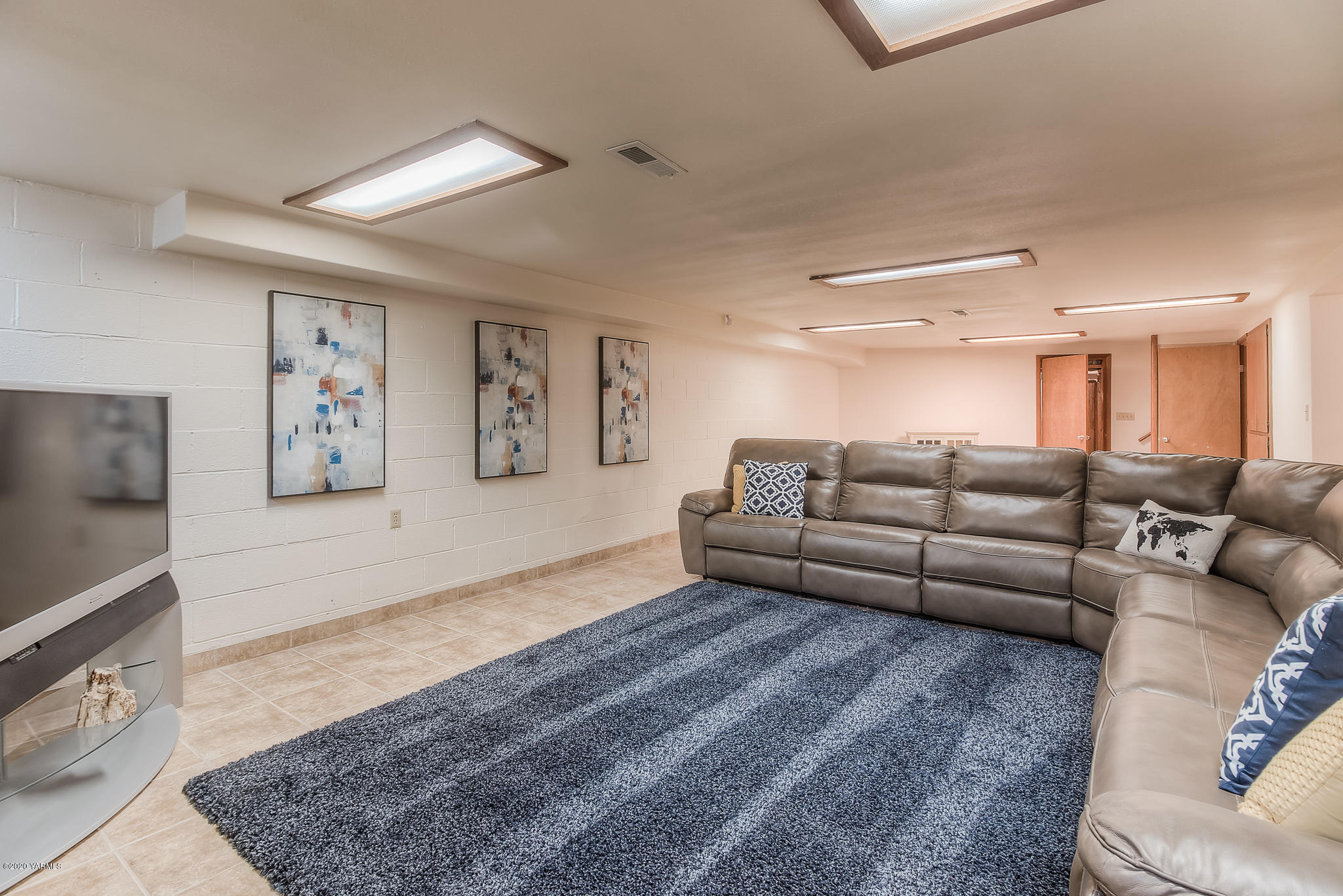 4970 Hudson Road Outlook, WA 98938 - Photo 21 of 38 a living room with furniture and a flat screen tv