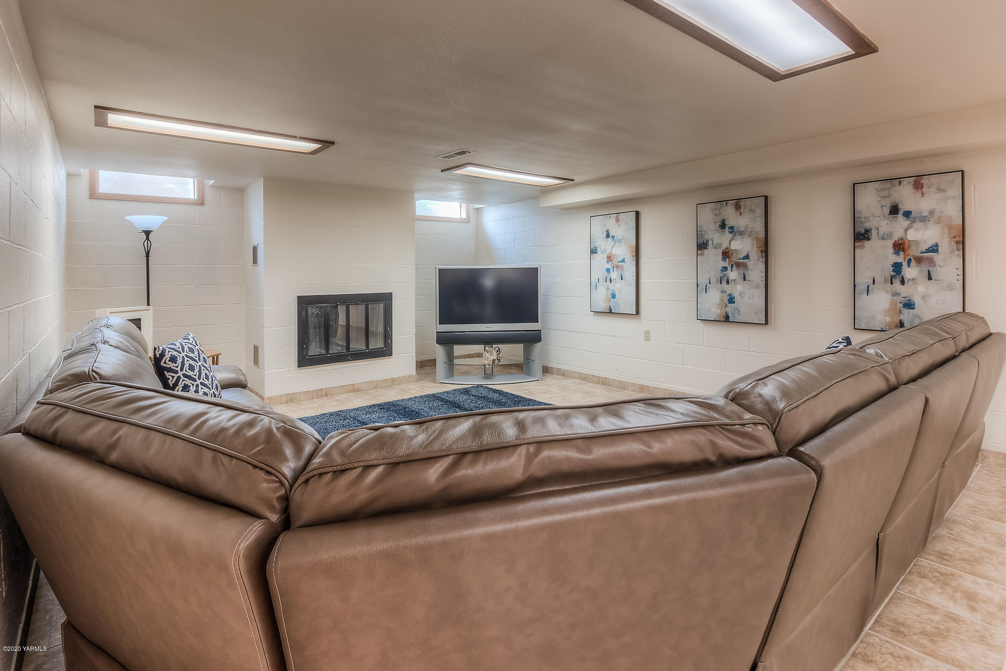 4970 Hudson Road Outlook, WA 98938 - Photo 22 of 38 a living room with furniture and a flat screen tv