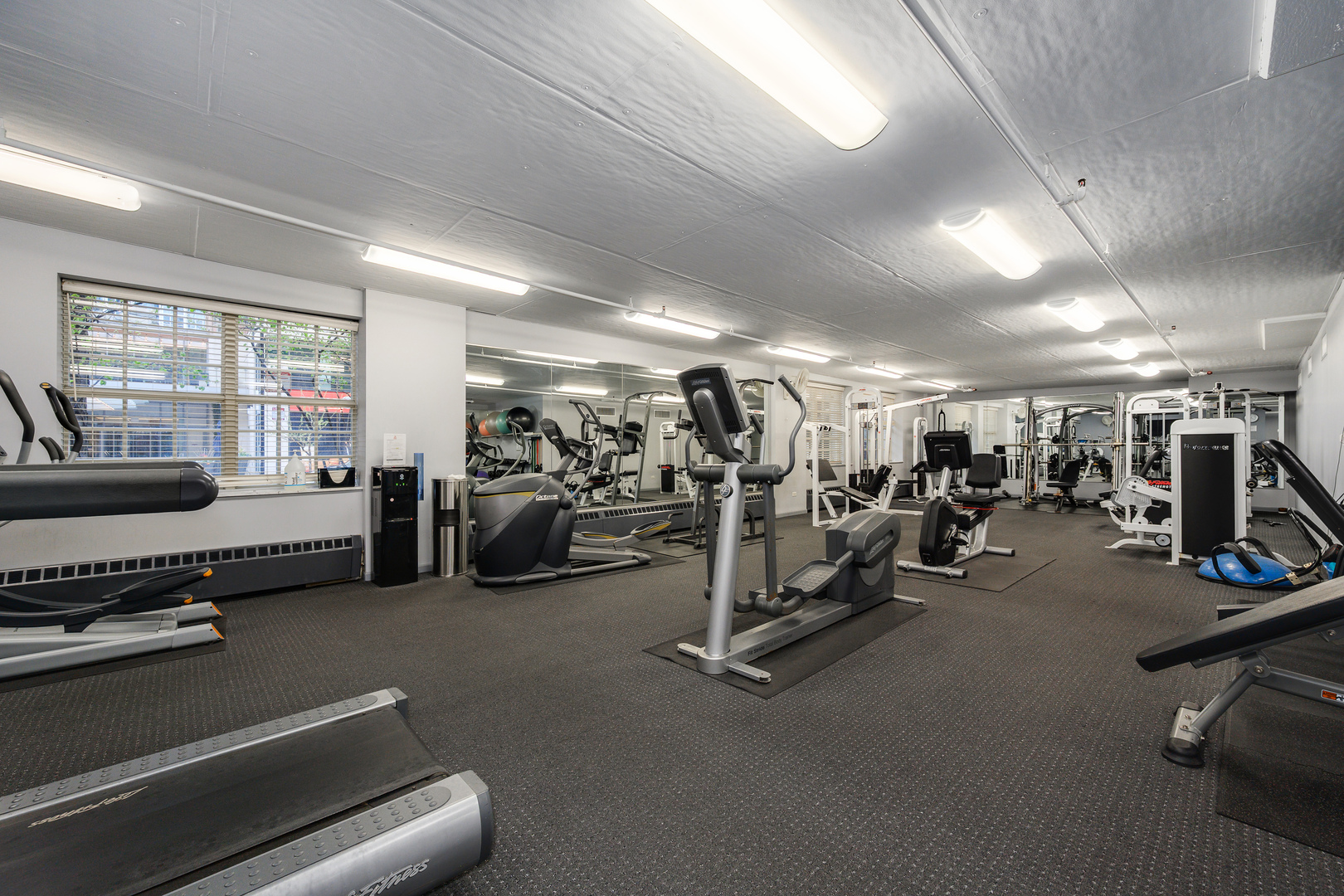 21 West Chestnut Street, Unit 901 Chicago, IL 60610 - Photo 25 of 29 a view of a room with gym equipment