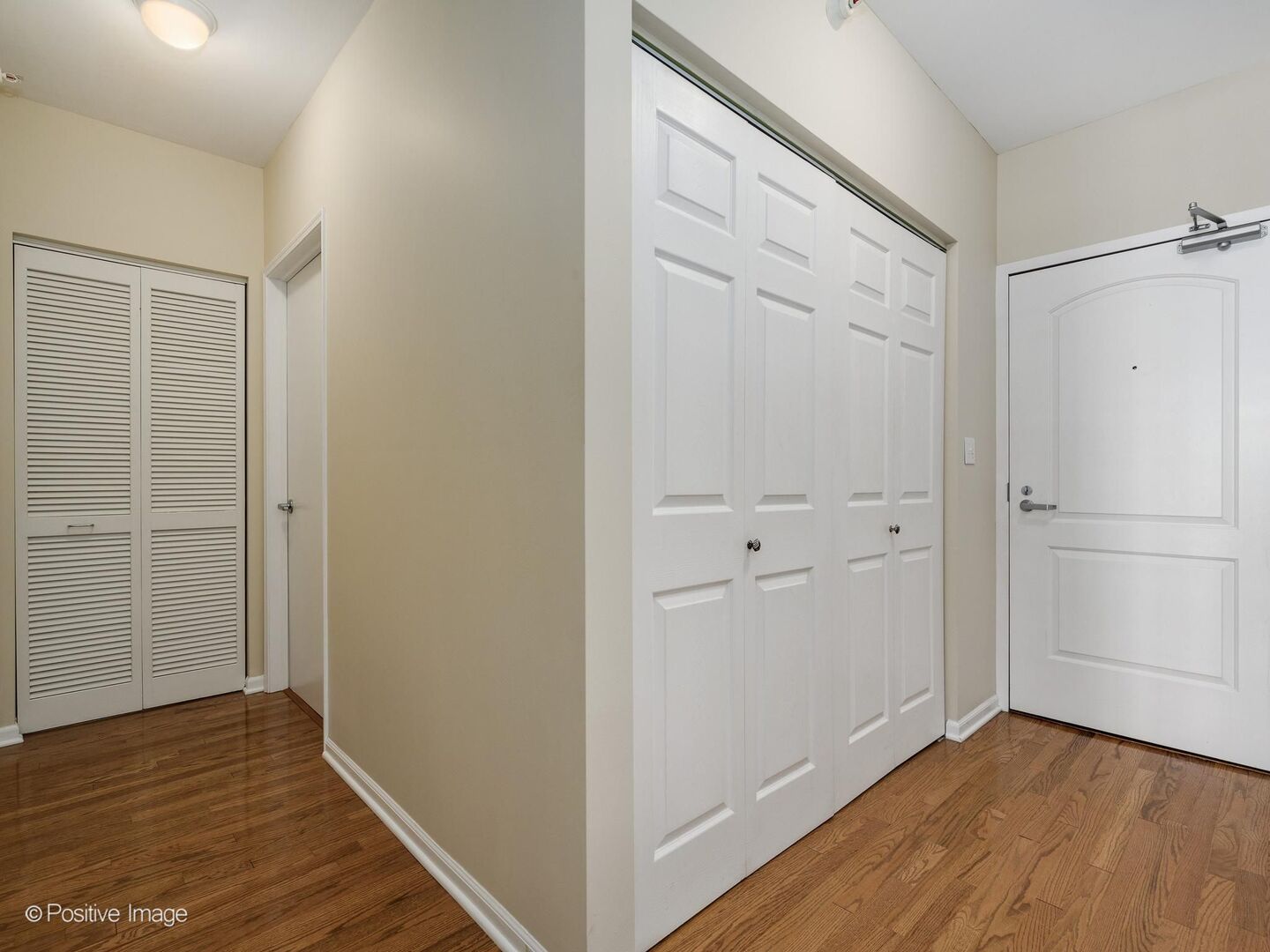 21 West Chestnut Street, Unit 901 Chicago, IL 60610 - Photo 4 of 29 a view of an empty room