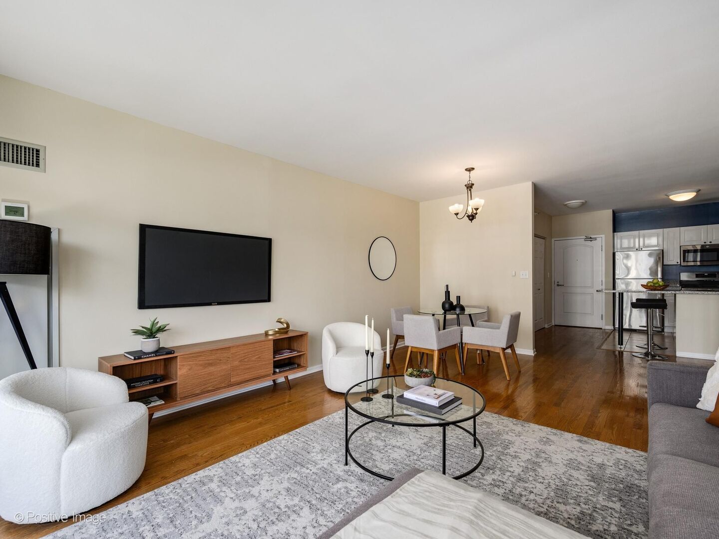 21 West Chestnut Street, Unit 901 Chicago, IL 60610 - Photo 9 of 29 a living room with furniture and a flat screen tv