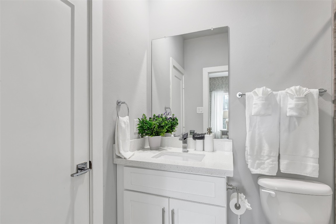 1310 Roberts Street Houston, TX 77003 - Photo 18 of 30 a bathroom with a sink toilet and shower
