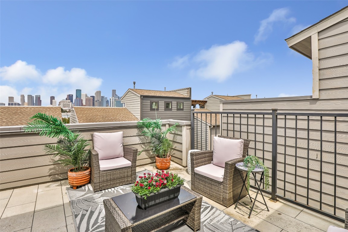 1310 Roberts Street Houston, TX 77003 - Photo 23 of 30 a view of a chairs and table in a patio