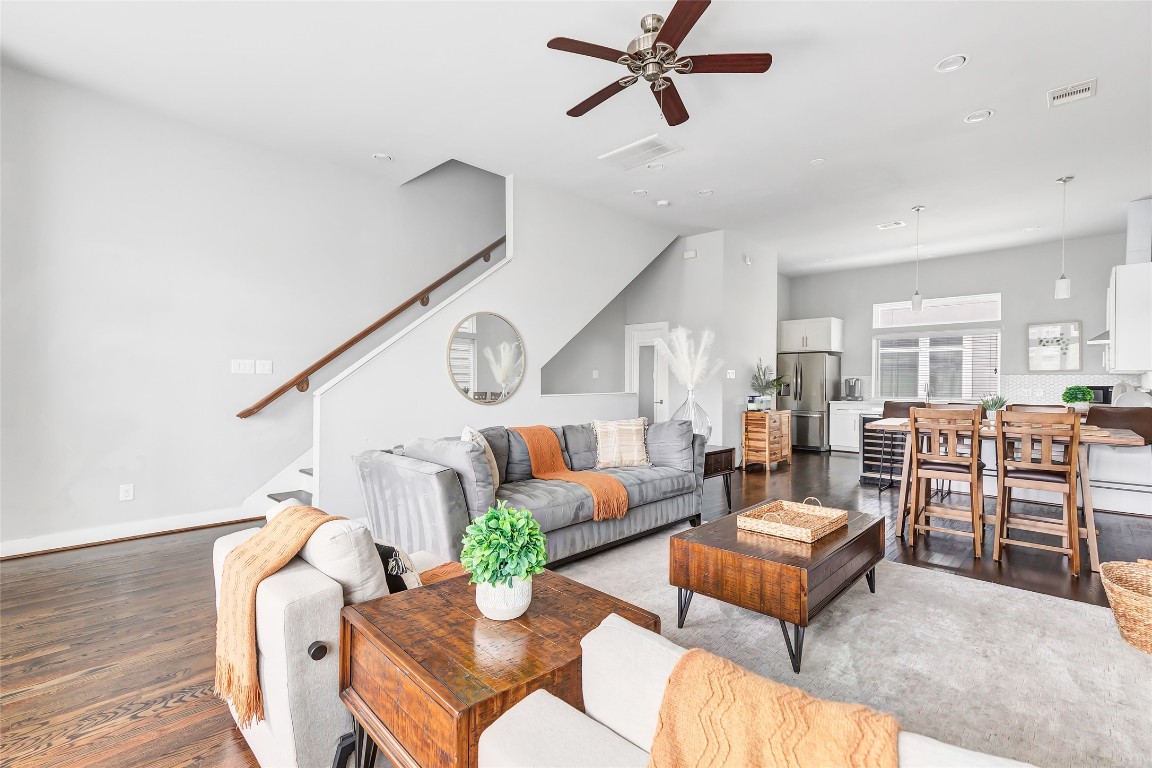1310 Roberts Street Houston, TX 77003 - Photo 6 of 30 a living room with furniture