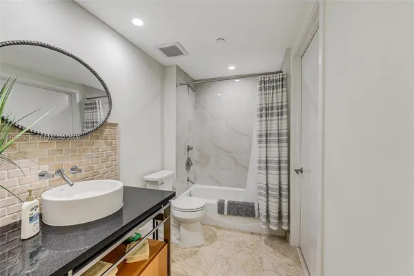 $5,900 | 6000 Collins Avenue, Unit 112, Miami Beach, FL 33140