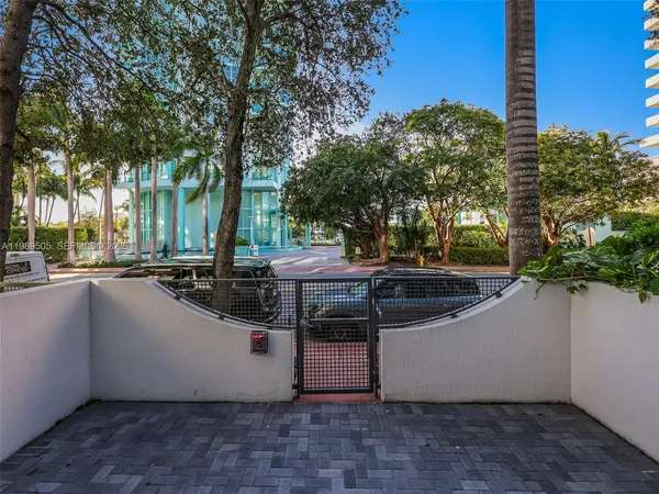 $5,900 | 6000 Collins Avenue, Unit 112, Miami Beach, FL 33140