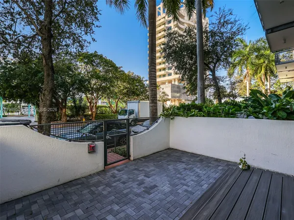 $5,900 | 6000 Collins Avenue, Unit 112, Miami Beach, FL 33140