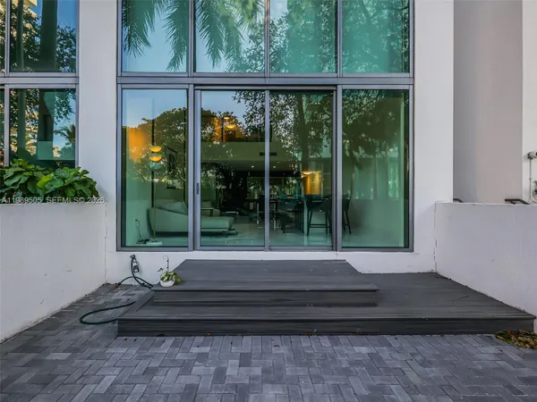 $5,900 | 6000 Collins Avenue, Unit 112, Miami Beach, FL 33140