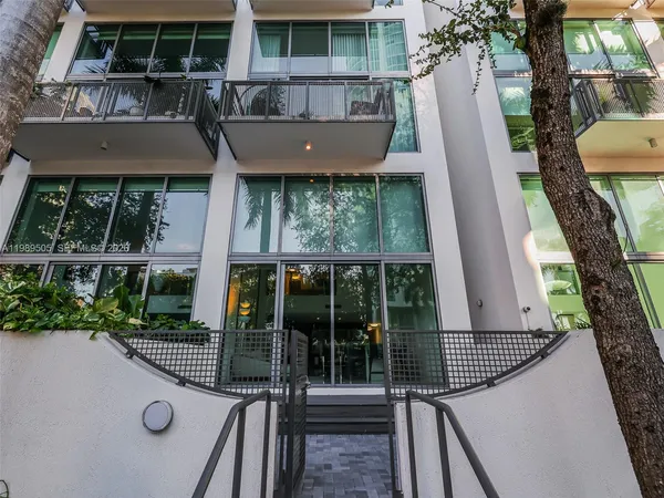 $5,900 | 6000 Collins Avenue, Unit 112, Miami Beach, FL 33140