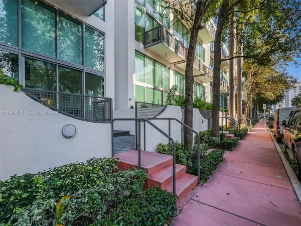 $5,900 | 6000 Collins Avenue, Unit 112, Miami Beach, FL 33140
