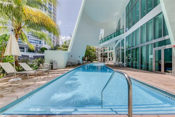 $5,900 | 6000 Collins Avenue, Unit 112, Miami Beach, FL 33140