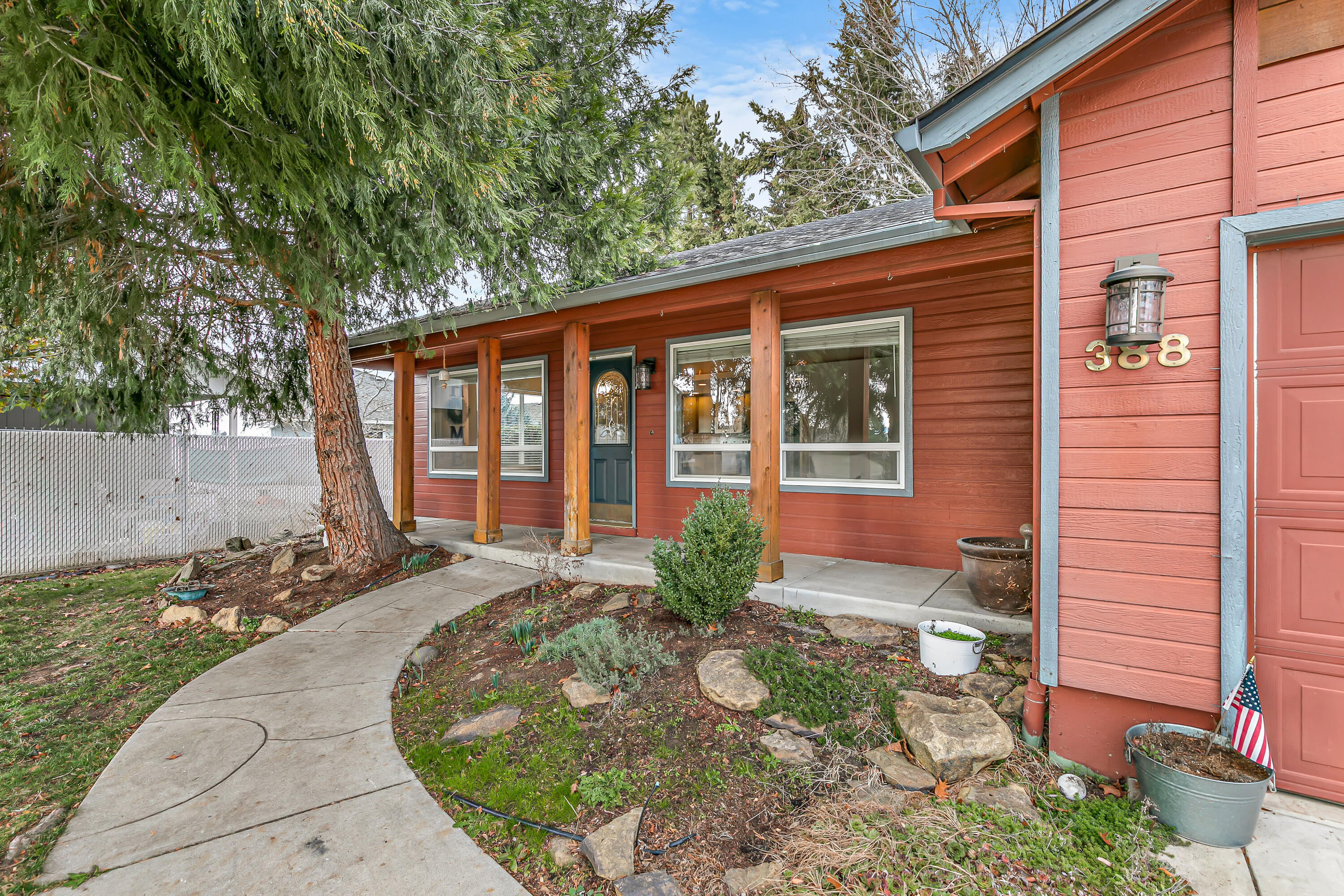 388 Crystal Drive Eagle Point, OR 97524 - Photo 3 of 35 3
