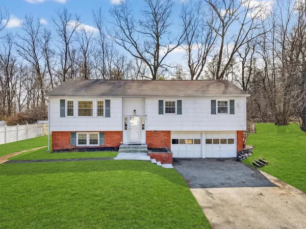$445,000 | 19 Split Tree Drive, New Windsor, NY 12553