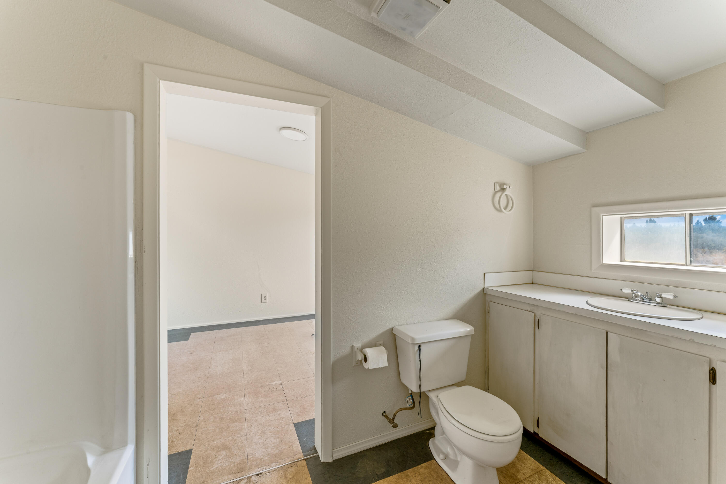 17845 Plainview Road Bend, OR 97703 - Photo 33 of 41 Bonus Area w/ Kitchenette & Full Bath