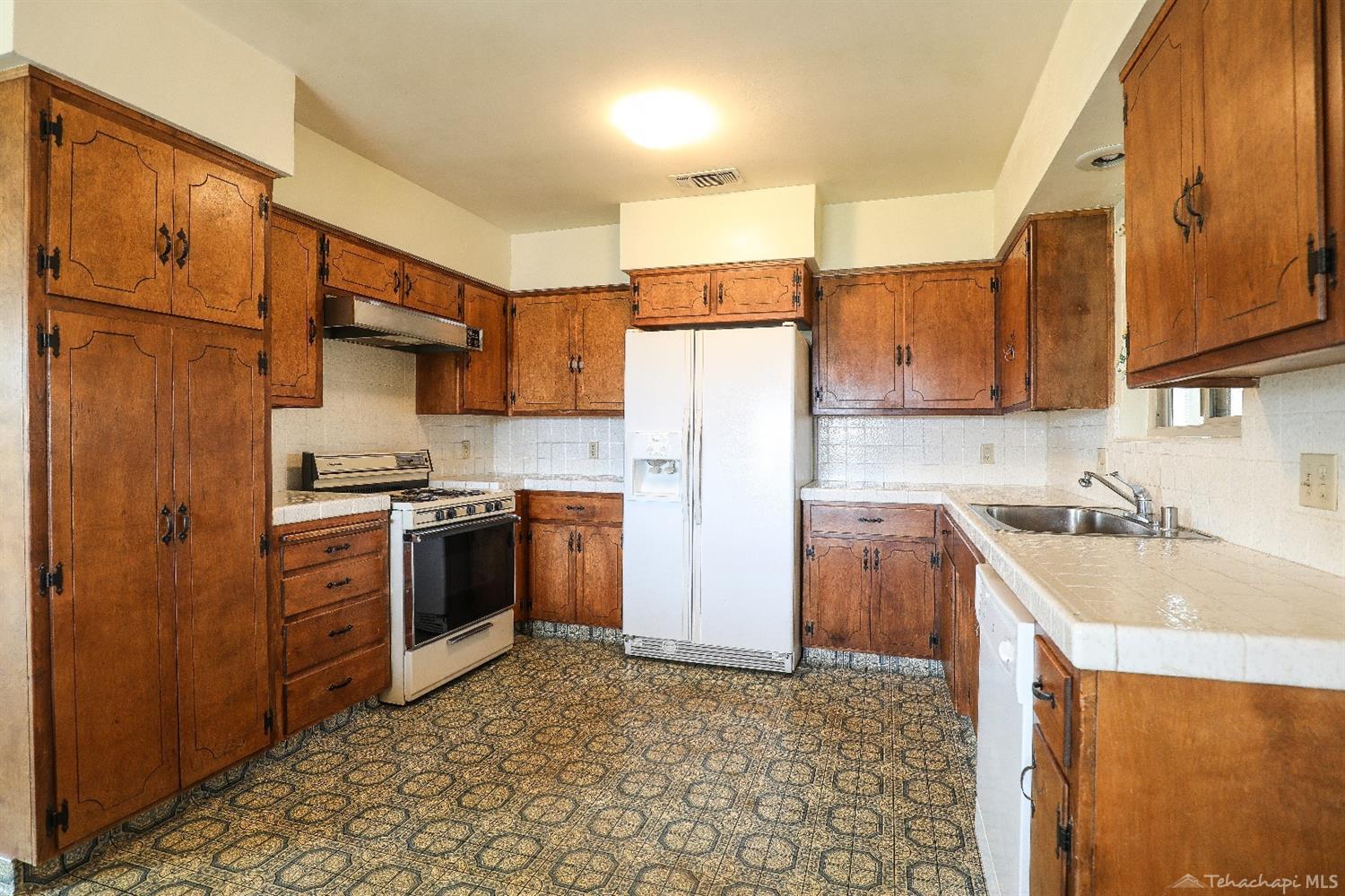 20836 Schout Road Tehachapi, CA 93561 - Photo 24 of 59 kitchen
